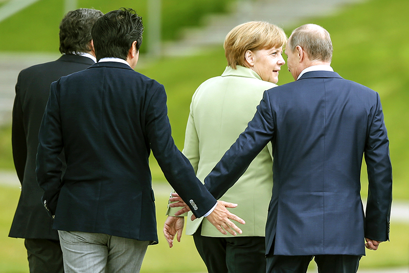 Свобода нравов у политиков. Ангела Меркель и Синдзо Абэ. Ангела Меркель здоровается с Путиным. Рукопожатие политиков. Смешное рукопожатие.