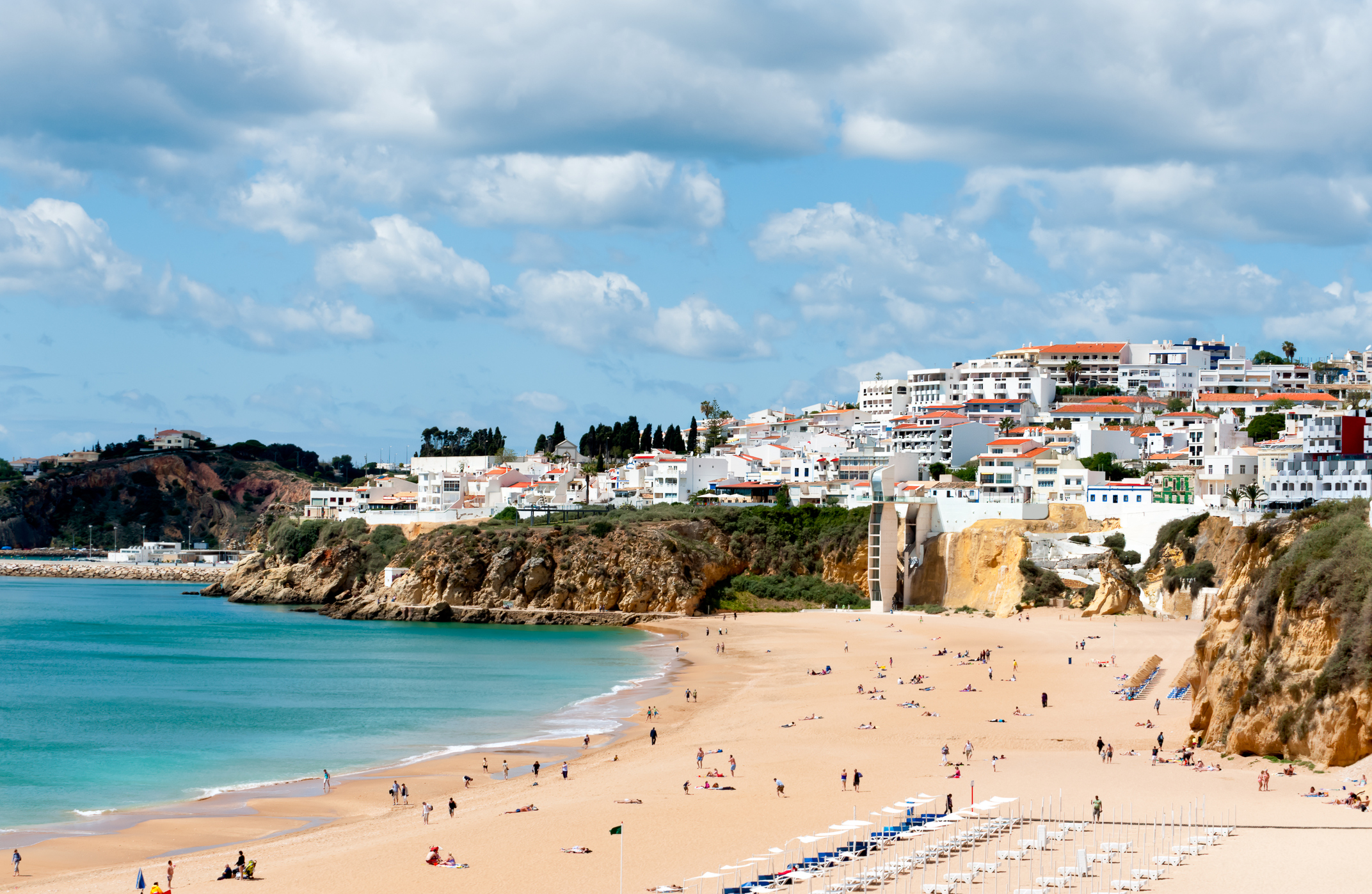 Пляж Castelo в Албуфейре, Португалия

