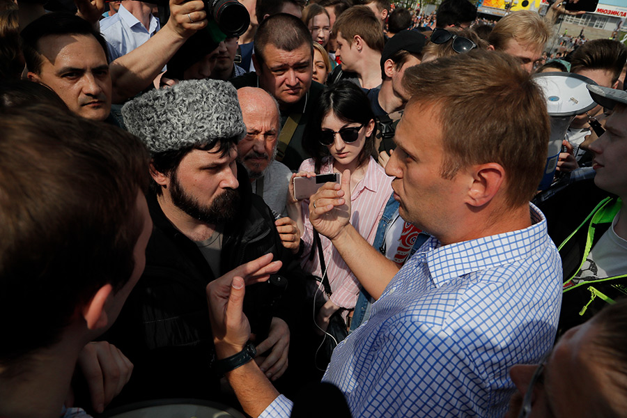 После появления Навального в толпе к нему направились люди в казачьей форме. Вскоре он был задержан полицией.