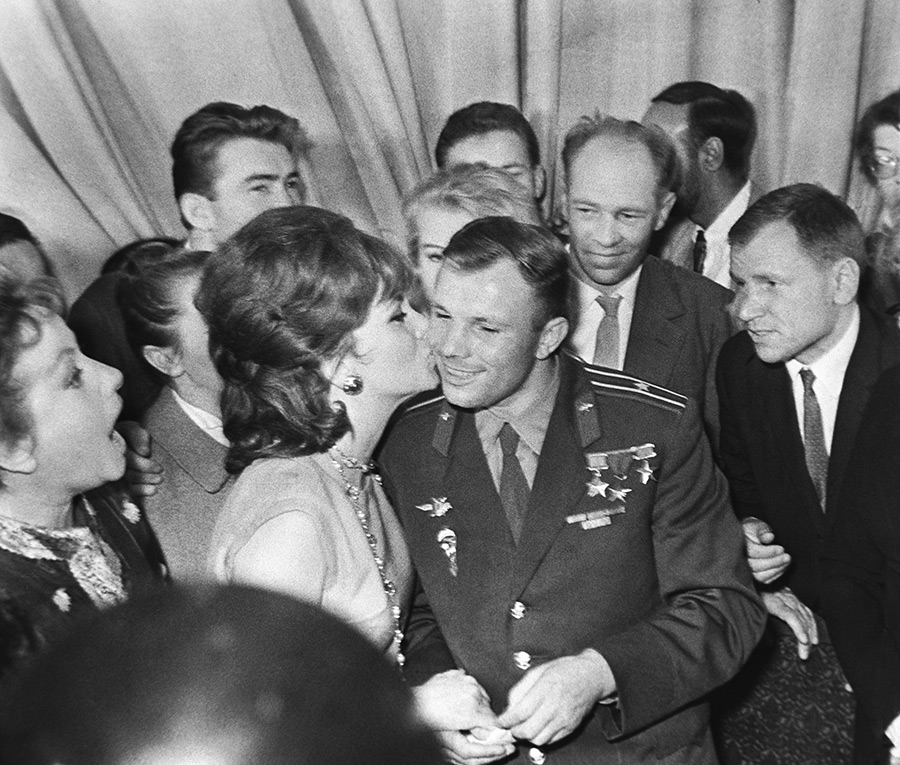 Джина Лоллобриджида неоднократно посещала Московский международный кинофестиваль. Так, в 1961 году она там встретилась с Юрием Гагариным (на фото они в центре). В 1973-м была членом жюри ММКФ, а в 1997 получила на фестивале приз за вклад в киноискусство.