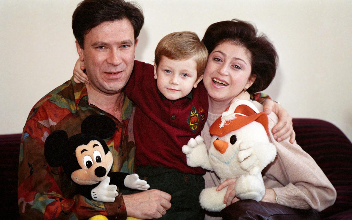 Елена Водорезова с мужем Сергеем Буяновым и сыном Иваном, 1990 год