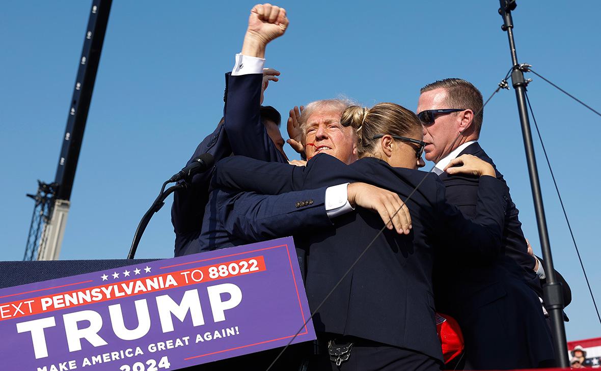 Дональд Трамп (в центре) после&nbsp;покушения&nbsp;во время предвыборного митинга