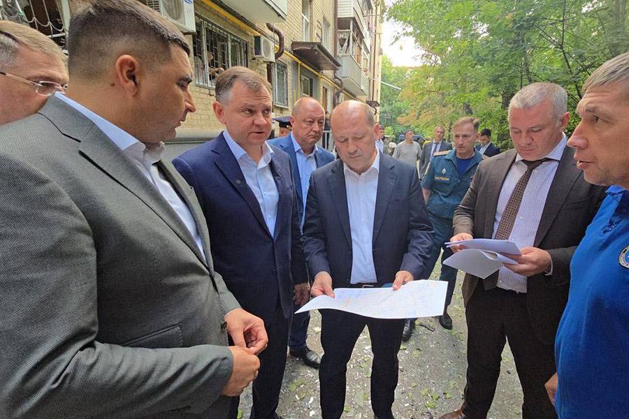 Юрий Слюсарь на месте атаки БПЛА в Ростове, 2025 год