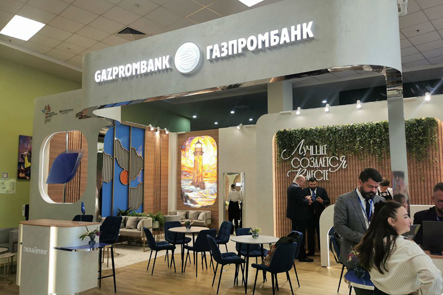 Стенд &laquo;Газпромбанка&raquo;.