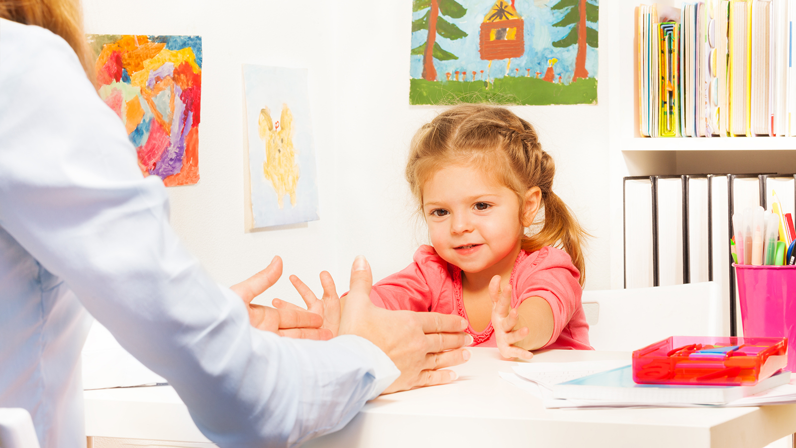 Что такое пальчиковая гимнастика, чем она полезна и как ее выполнять