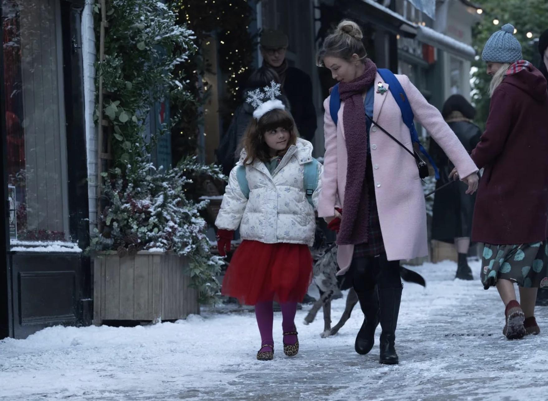 «Бриджит Джонс. Без ума от мальчишки».Четвертая и последняя (пока что) часть франшизы, стартовавшей аж в 2001 году, режет зрителя ножом по сердцу: ведь мистер Дарси безвременно почил, оставив Бриджит Джонс воспитывать детей в одиночестве. На ее счастье, в мире тренд на отношения с разницей в возрасте: молодые мужчины засматриваются на женщин постарше. Джонс героически идет завязывает отношения с юным мэтчем из дейтингового приложения, однако счастье оказывается лишь отблеском солнца в фонтане — сердце вечно ищущей героини успокоится не в объятиях молодого любовника