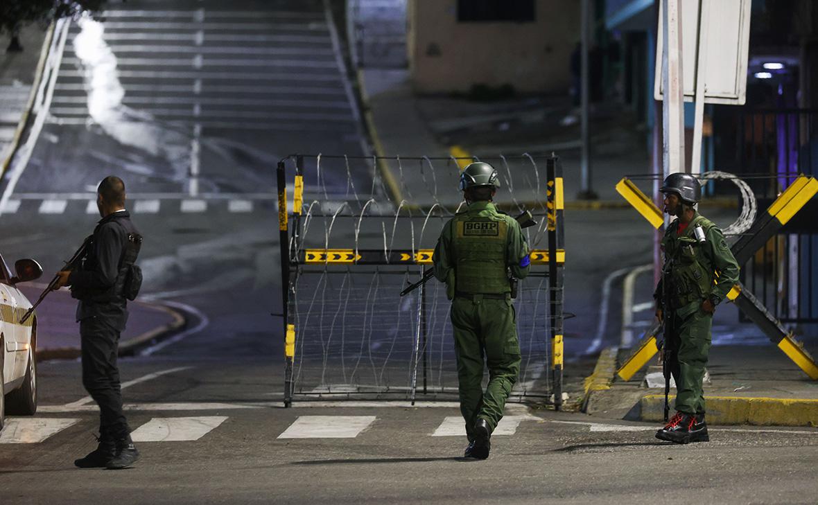 Военнослужащие охраняют периметр президентского дворца Мирафлорес в Каракасе, Венесуэла