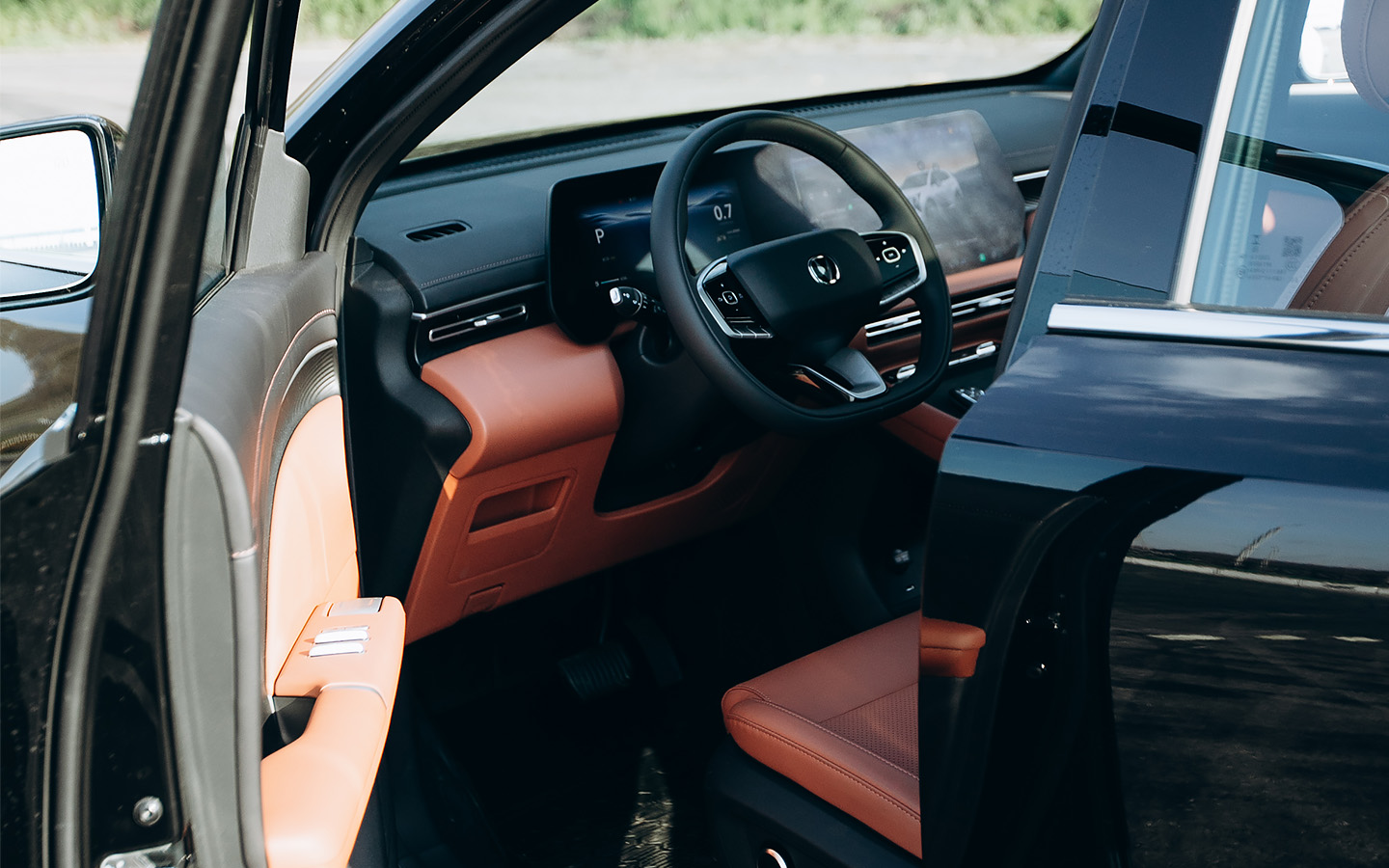 Из неоднозначных нововведений в салоне можно выделить внутренние ручки дверей и переключателей стеклоподъемников, которые работают в обратную сторону, а также селектор КП, перенесенный на рулевое колесо