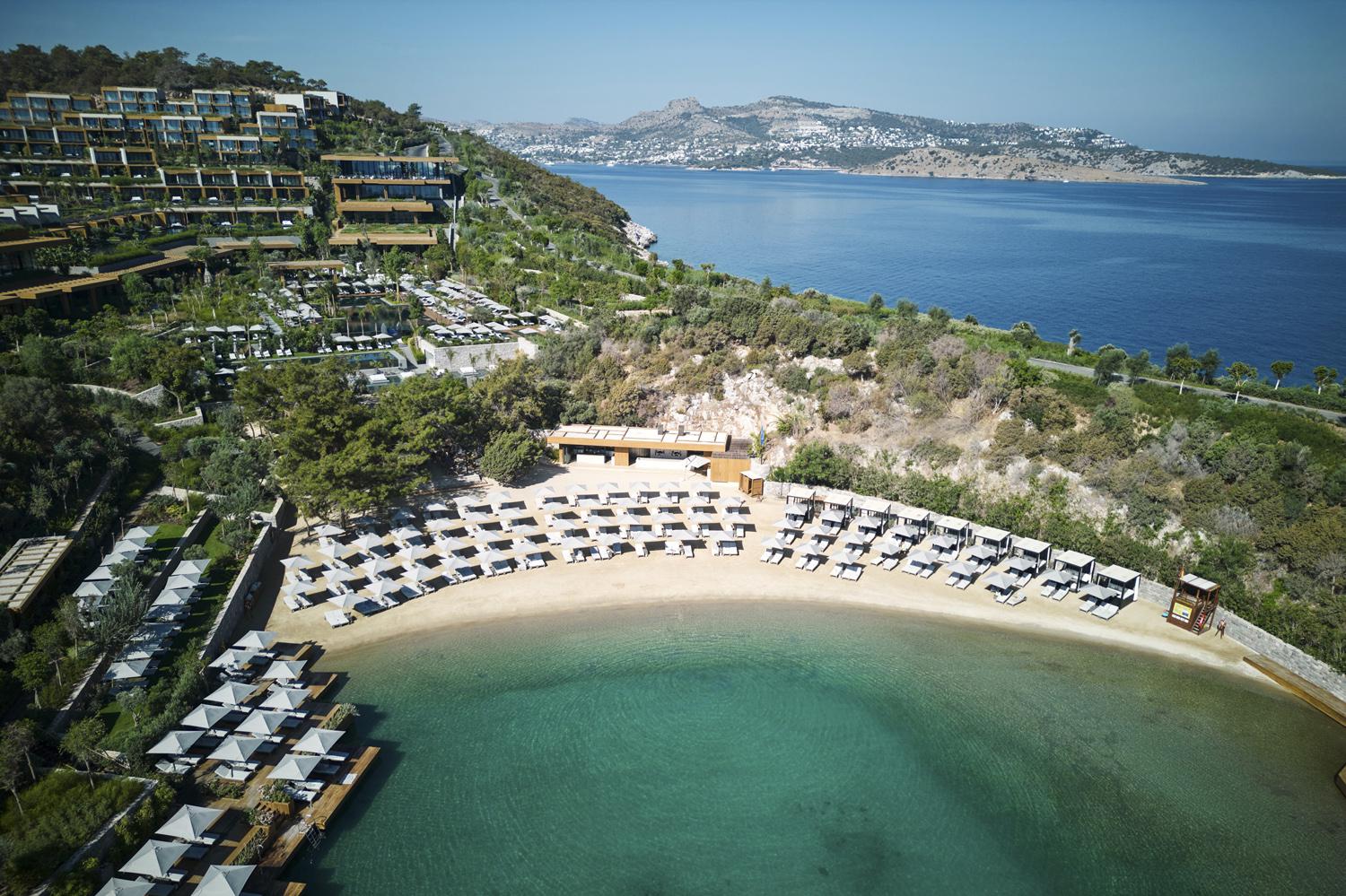 Песчано-галечный пляж и вид на море в Maxx Royal Bodrum