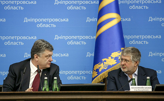 Президент Украины Петр Порошенко и бывший глава Днепропетровской области Игорь Коломойский (слева направо) на пресс-конференции в Днепропетровской областной государственной администрации