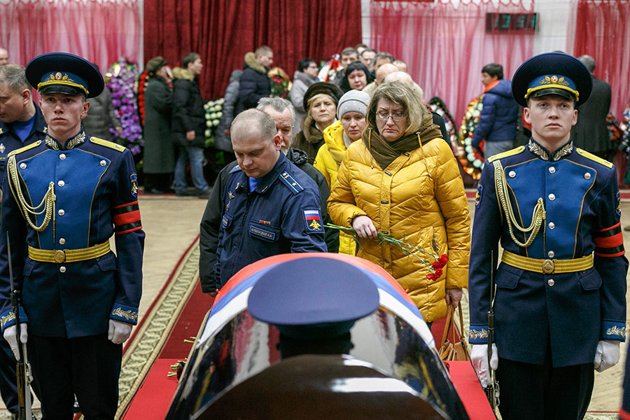 Отпевание Филипова пройдет в присутствии родственников. Летчика с воинскими почестями под оружейные залпы захоронят на аллее Славы Коминтерновского кладбища