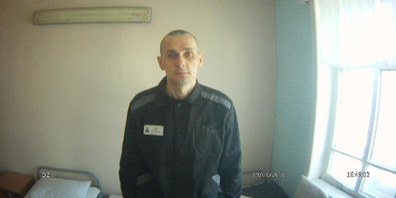 Украинский омбудсмен обнародовала фотографии голодающего Олега Сенцова