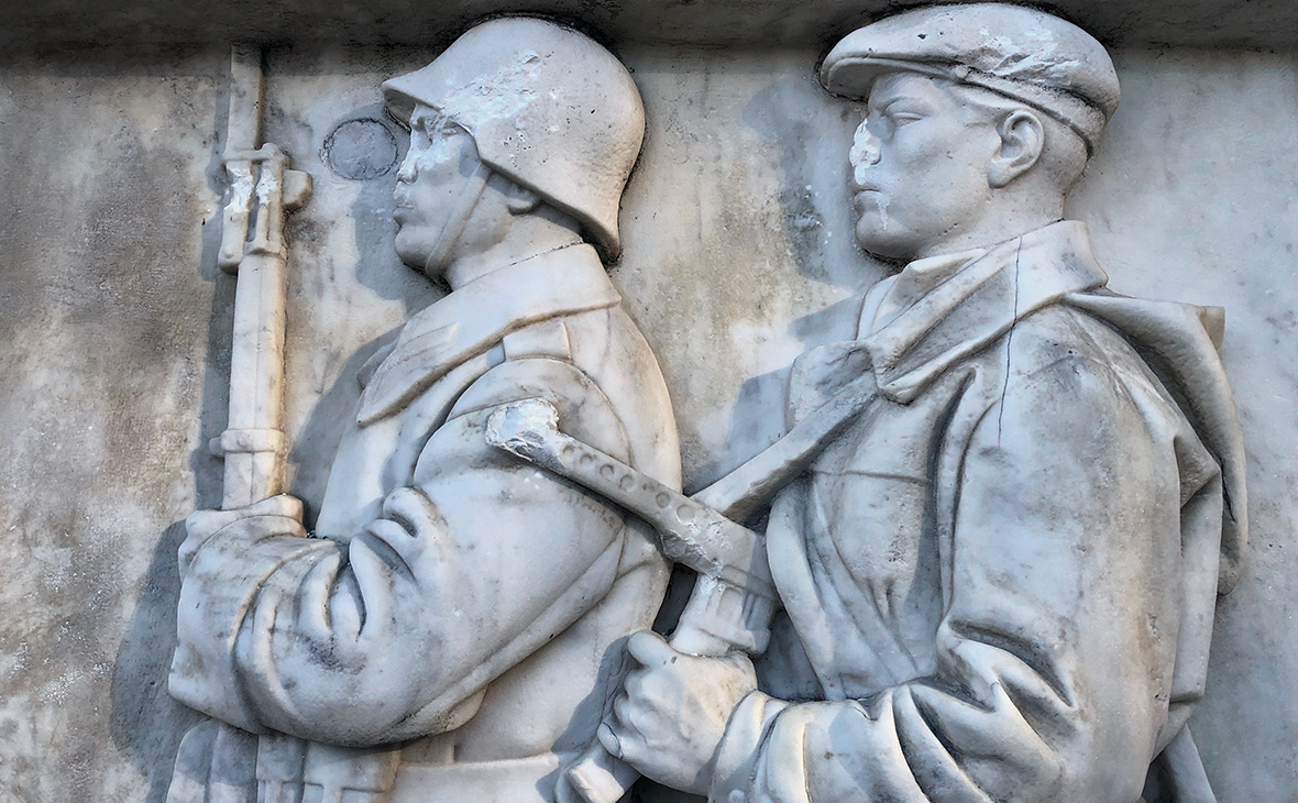 Поврежденные вандалами скульптурные изображения советских воинов на братской могиле в квартале Лозенец в Софии, Болгария