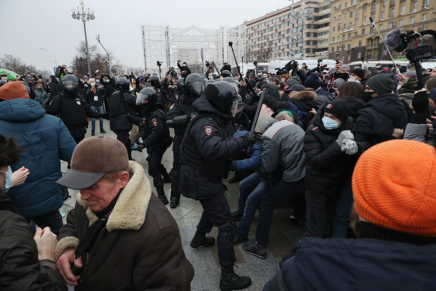 Полиция вскоре стала выдавливать протестующих с Пушкинской площади