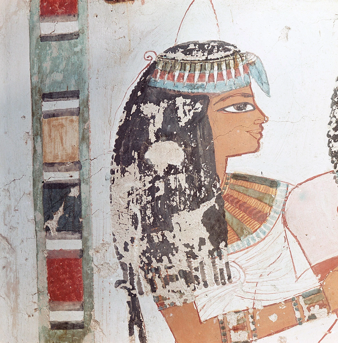 <p>Чтобы соответствовать стандартам красоты, египтянки активно использовали косметику, в том числе масла,&nbsp;белила, тени из древесной или малахитовой&nbsp;пыли</p>