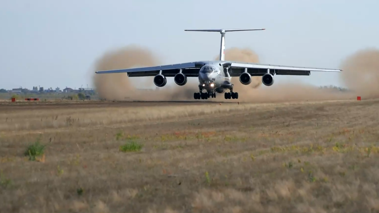 Новый транспортник на базе Ил-76 прошел испытания на грунтовой полосе
