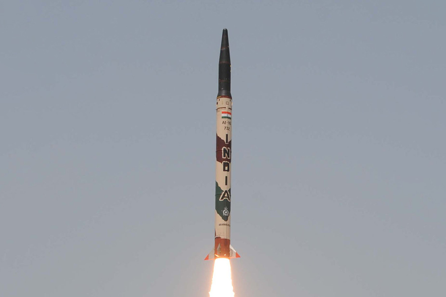 Дальнейшие модификации ракеты Agni могут преодолевать более дальние расстояния. По оценке экспертов, это может говорить о том, что Индия хочет сдерживать не только Пакистан, но и Китай. На фото: ракета Agni-IV