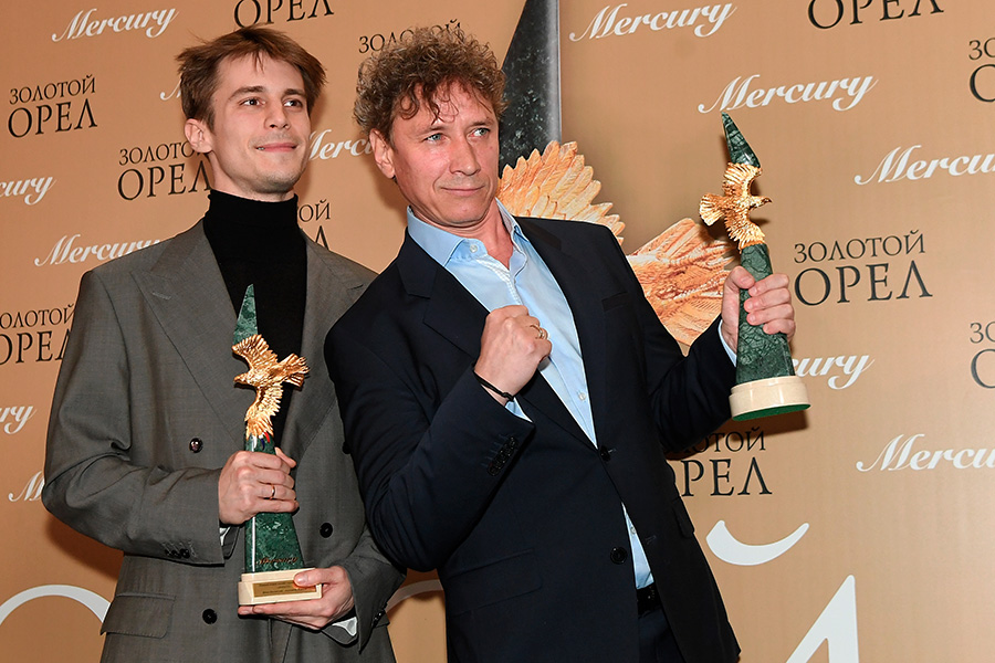Актеры Иван Янковский (слева) и Александр Яценко (справа), получившие награды в номинации &laquo;Лучший актер онлайн-сериала&raquo;