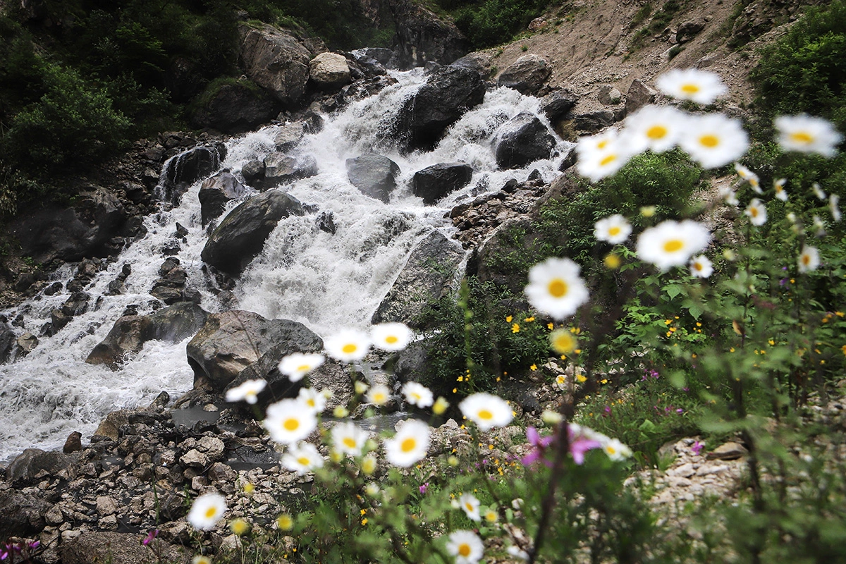 <p>Мидаграбинские водопады в долине реки Джимара в Республике Северная Осетия</p>