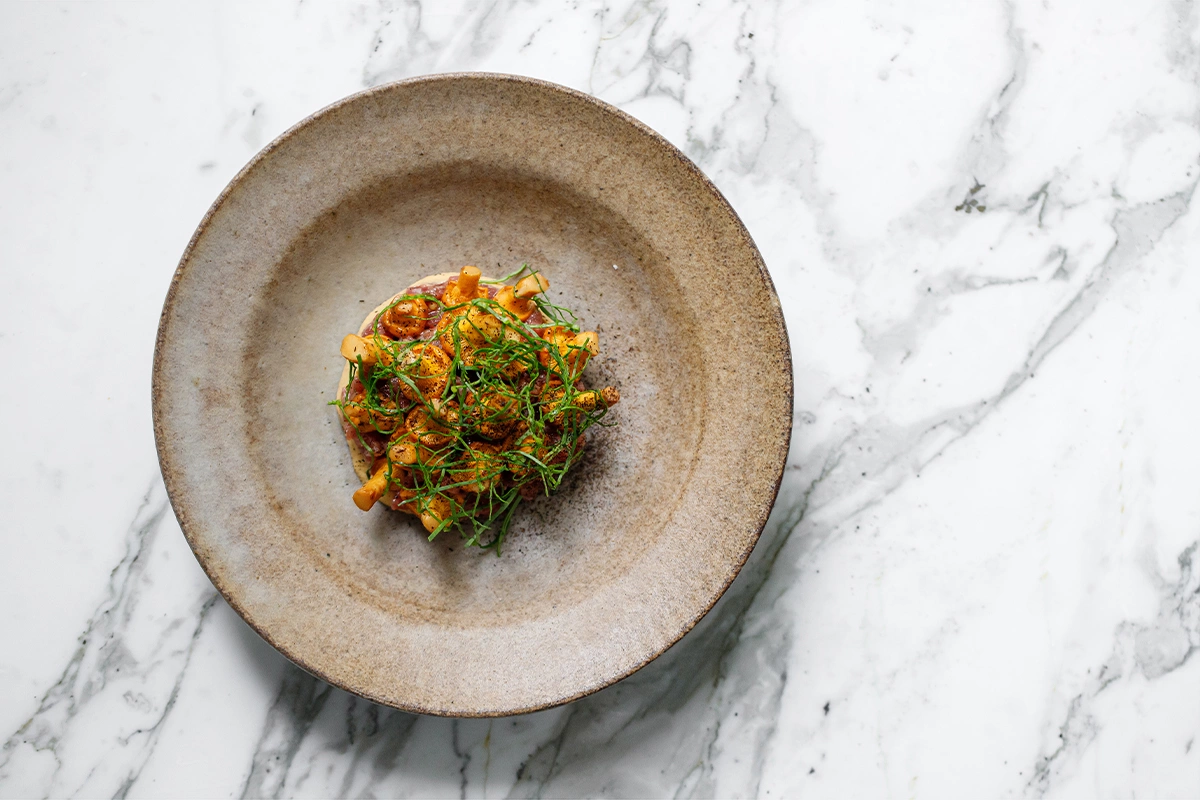 Тартар из говядины с жареными лисичками