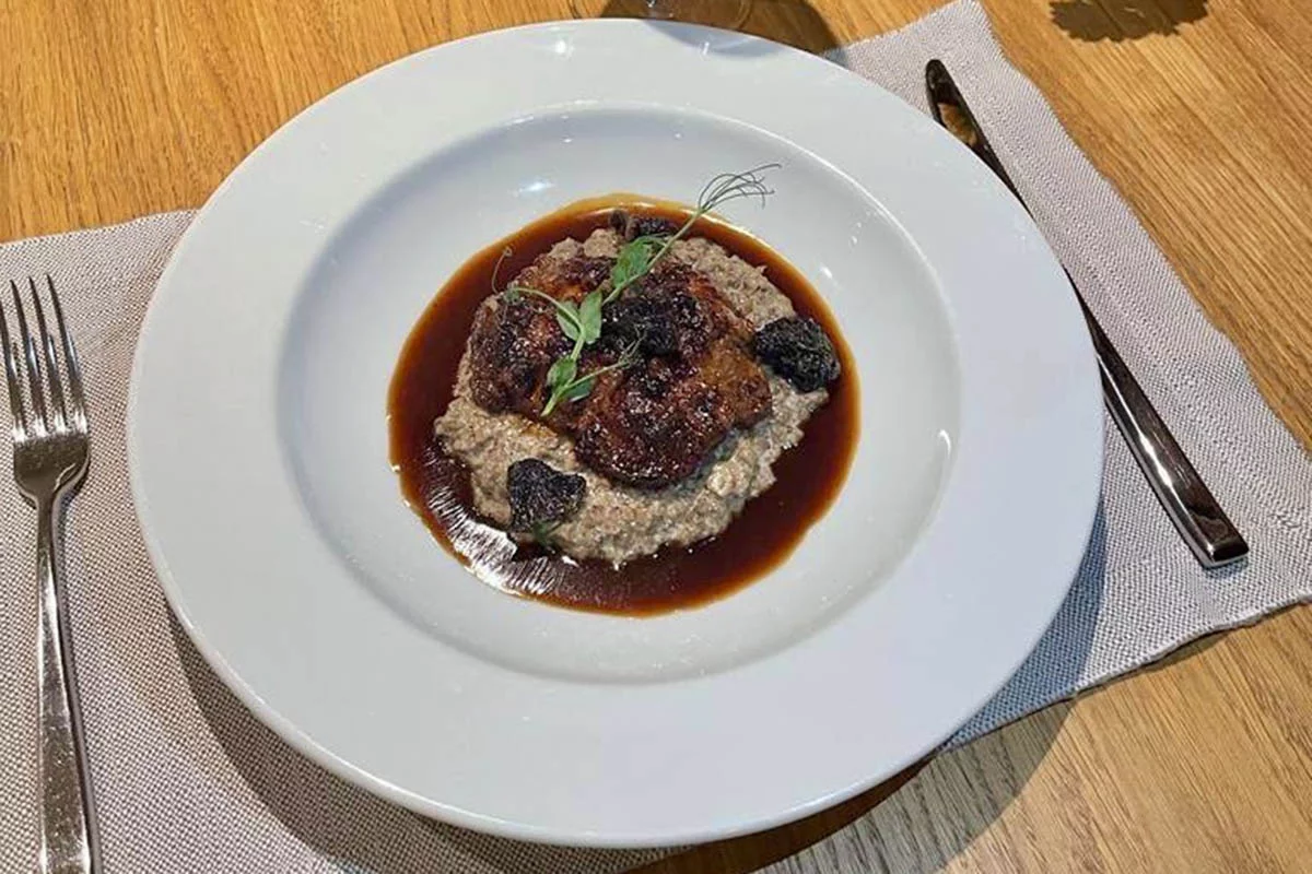 Зобная железа с шампиньонами и соусом «Мадера»