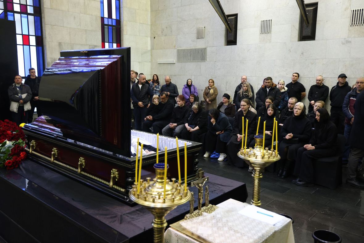 Роман Попов родился 9 февраля 1985 года в городе Конотоп Украинской ССР. В 2000-е годы он играл в КВН, а в&nbsp;2016-м снялся в роли капитана Игоря Мухича в сериале &laquo;Полицейский с Рублевки&raquo; о полицейских из вымышленного ОМВД &laquo;Барвиха-Северное&raquo;. Впоследствии он вернулся к этой&nbsp;роли в продолжениях и спин-оффах сериала, один из которых был посвящен его персонажу &mdash; &laquo;Детективное агентство Мухича&raquo;.