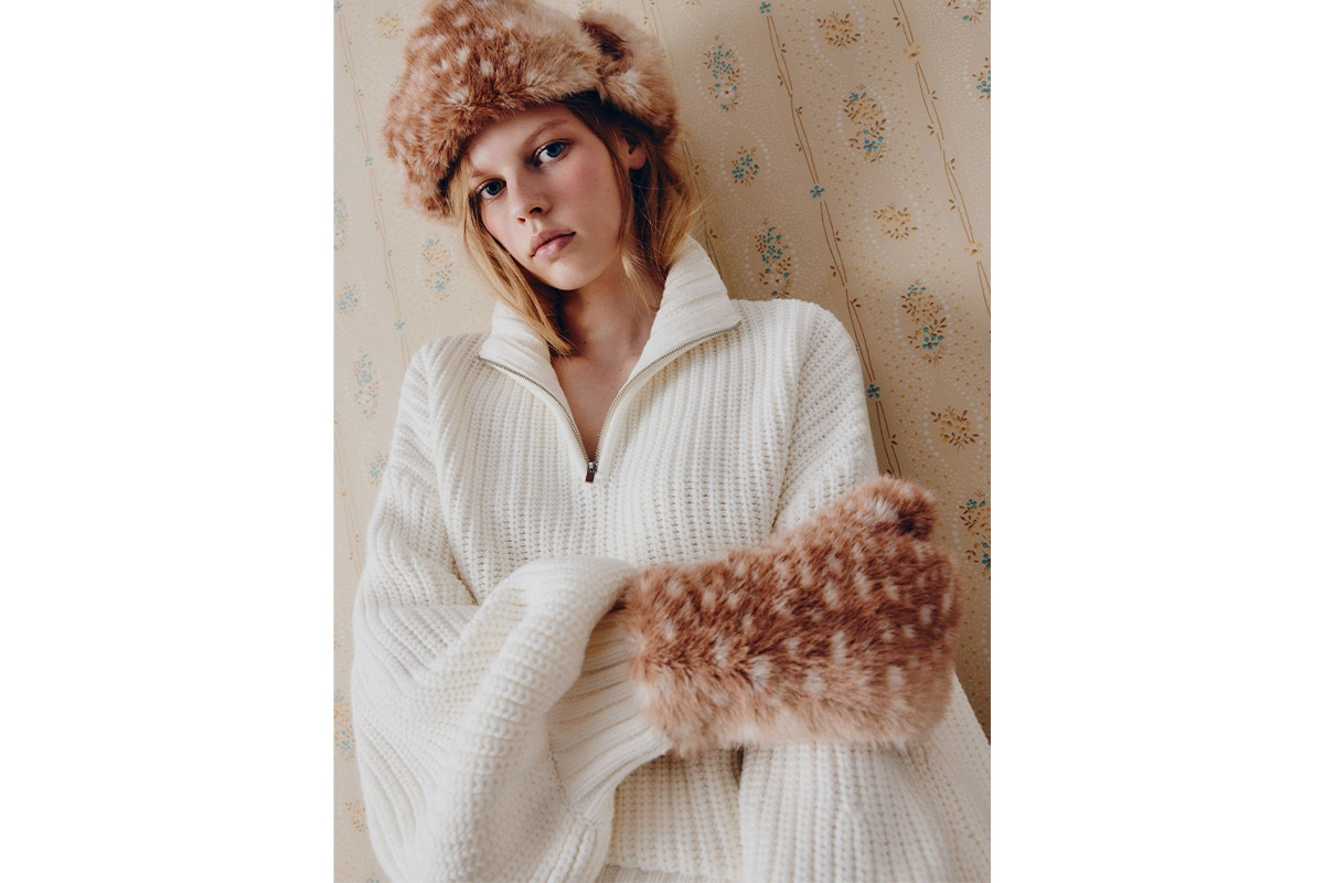 Шапка с оленьим принтом