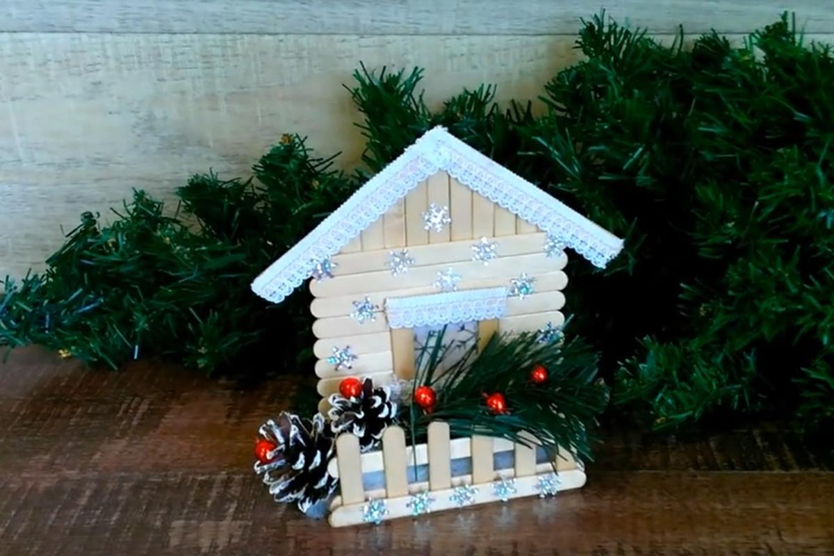 Как сделать новогодний домик из палочек от мороженого