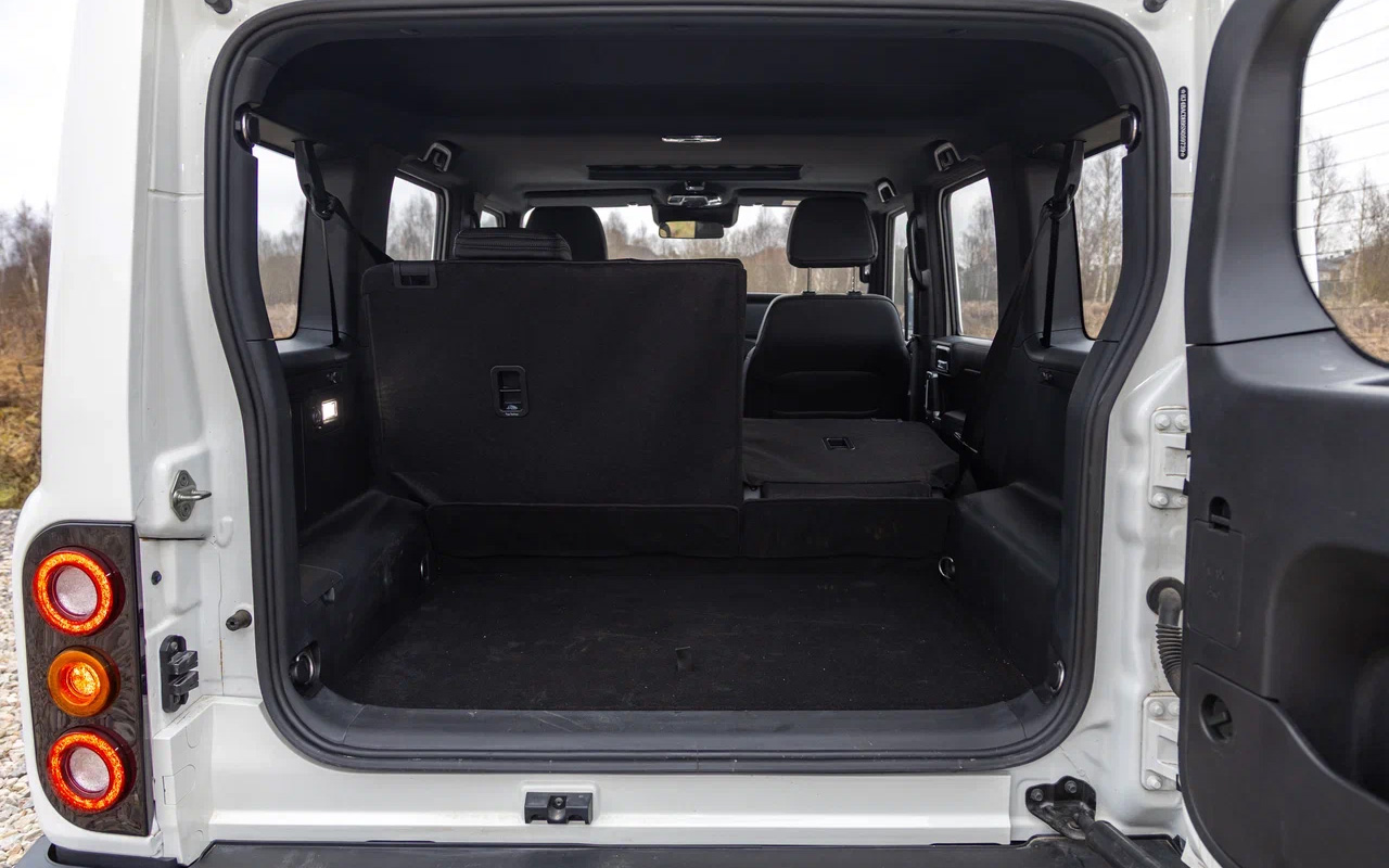 Из удобств в багажнике BAW 212 есть только плафон освещения и розетка на 12 В