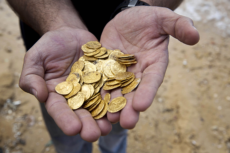 &laquo;Бесценный&raquo; клад на средиземноморском побережье Израиля

Стоимость: Бесценно

Когда и где был найден: Февраль 2015 года, Национальный парк Кесария, Израиль.

В феврале 2015 годы группа ныряльщиков-любителей обнаружила свыше 2000 золотых монет на средиземноморском побережье Израиля. Сначала они предположили, что монеты были игрушечными сувенирами, однако быстро поняли, что ошиблись. Они известили дирекцию дайвинг-клуба, которая предупредила власти о находке.

Монеты относились к различным историческим периодам и имели хождение в халифате Фатимидов. Ученые предположили, что монеты перевозились на корабле в Египет, однако судно по неизвестным причинам затонуло. Представитель Управления древностей Израиля заявила агентству AFP, что находка &laquo;бесценна&raquo;.

Позже издание Slate сообщило, что нашедшие клад ныряльщики ничего не получили
