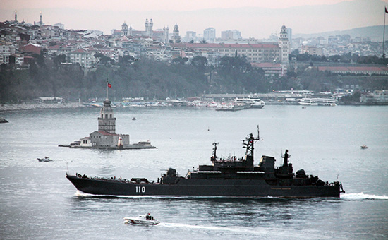 Российский десантный корабль &laquo;Александр Шабалин&raquo; в Босфоре, март 2015 года