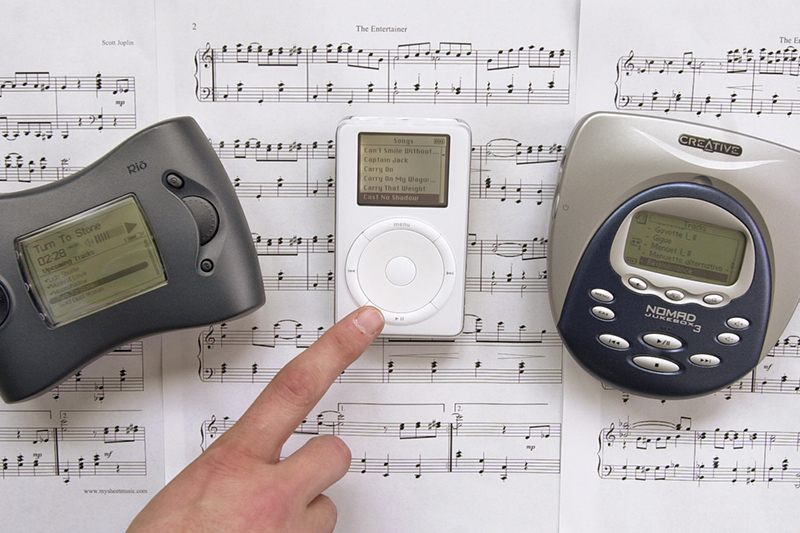 На совещании с&nbsp;разработчиками первой модели плеера iPod Стив Джобс долго убеждал подчиненных сделать прототип устройства еще более компактным, но&nbsp;те настаивали, что&nbsp;и так &laquo;заново изобрели изобретение&raquo;. Тогда основатель Apple внезапно бросил гаджет в&nbsp;аквариум. Когда на&nbsp;поверхность всплыло&nbsp;несколько пузырей, Джобс заявил: &laquo;Видите, внутри&nbsp;еще осталось пустое пространство. Идите и&nbsp;сделайте его меньше&raquo;. На фото первый iPod на&nbsp;фоне своих современников
