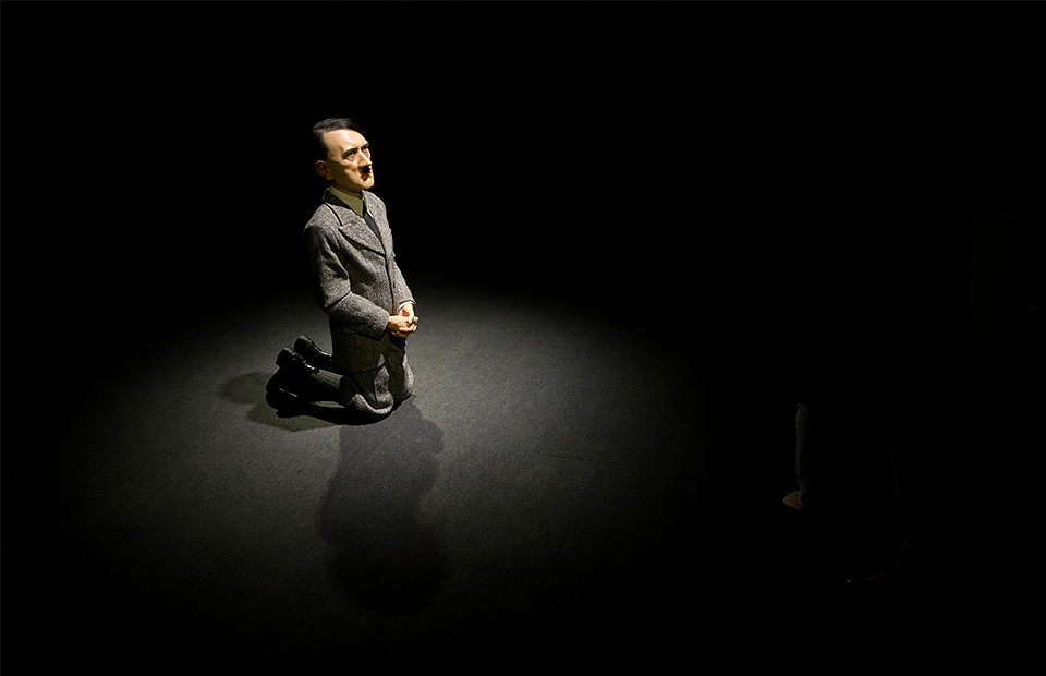 Скульптура Маурицио Каттелана &laquo;Он&raquo;