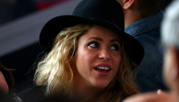 Шакира в импозантной шляпе наблюдает за перипетиями матча.