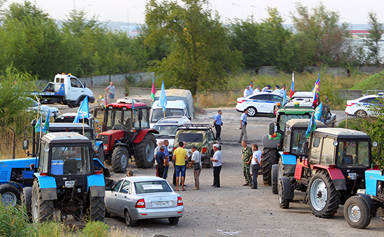 Участники тракторного пробега вблизи&nbsp;поселка Дорожный. 23 августа 2016 года


