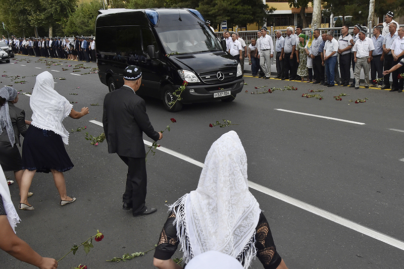 Собравшиеся проститься с Каримовым жители принесли с собой цветы
