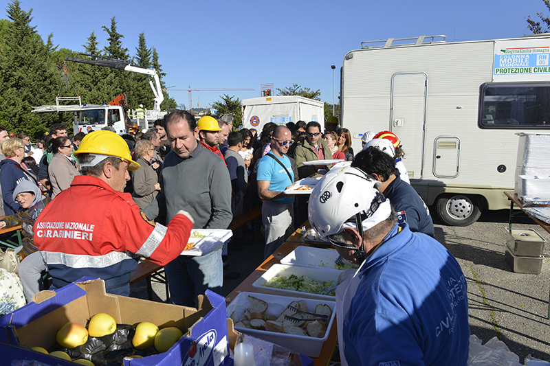 Организация питания для пострадавших от землетрясения в Кальдароле. 30 октября 2016 года


