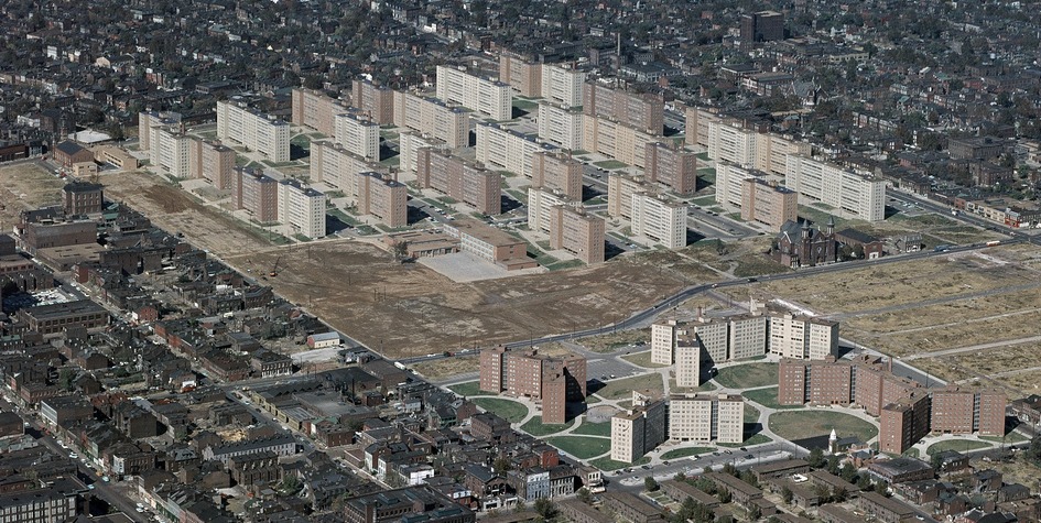 Дома в&nbsp;Прюитт-Игоу&nbsp;&mdash;&nbsp;одном из&nbsp;самых известных жилых комплексов с&nbsp;типовыми многоэтажками. Район американского города Сент-Луис простоял 16 лет и&nbsp;был снесен по&nbsp;решению властей
