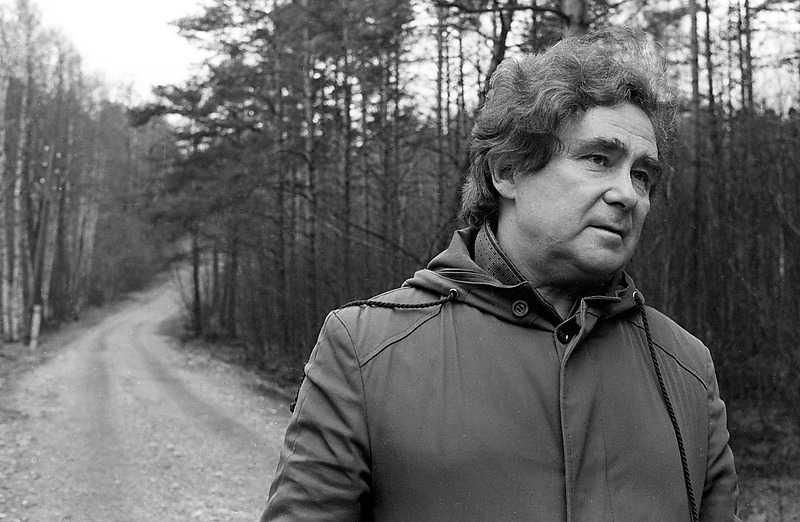Поэт Глеб Горбовский на прогулке в лесу рядом с Домом творчества писателей в Комарово. 22 октября 1987 года​