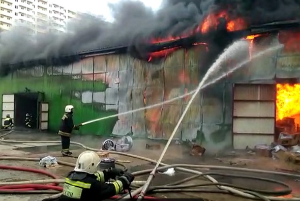 Пожар в шинном центре Краснодара тушили 12 часов