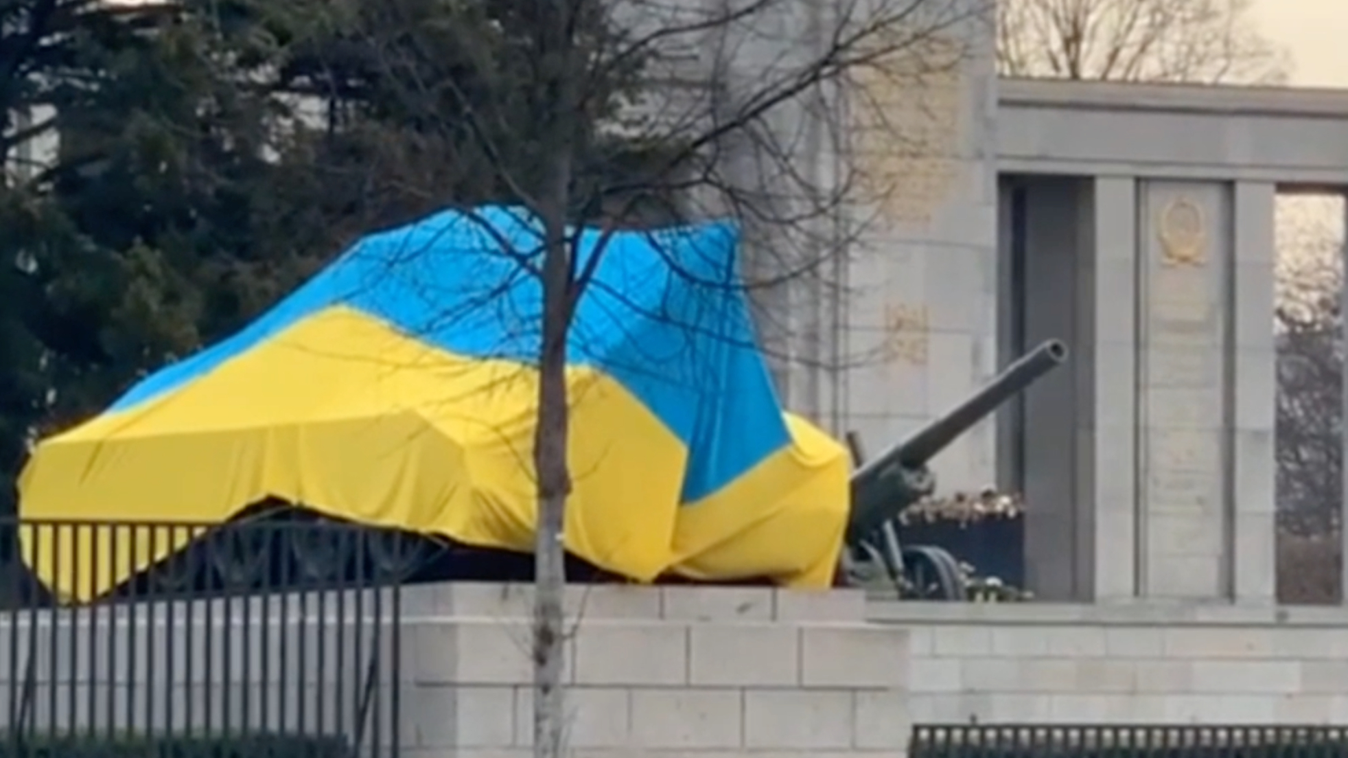 Россия потребовала наказать накрывших танки СССР в Берлине флагом Украины