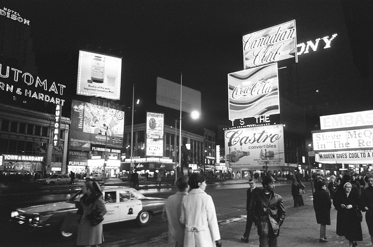 <p>Рекламе Coca-Cola на Times Square 102 года. За это время она переезжала с одного здания на другое и становилась все более масштабной, интерактивной и технологичной. Это настолько знаковый билборд не только для Нью-Йорка, но и для всего мира, что у него есть свои достижения в Книге рекордов Гиннесса и страница в &laquo;Википедии&raquo;.</p>