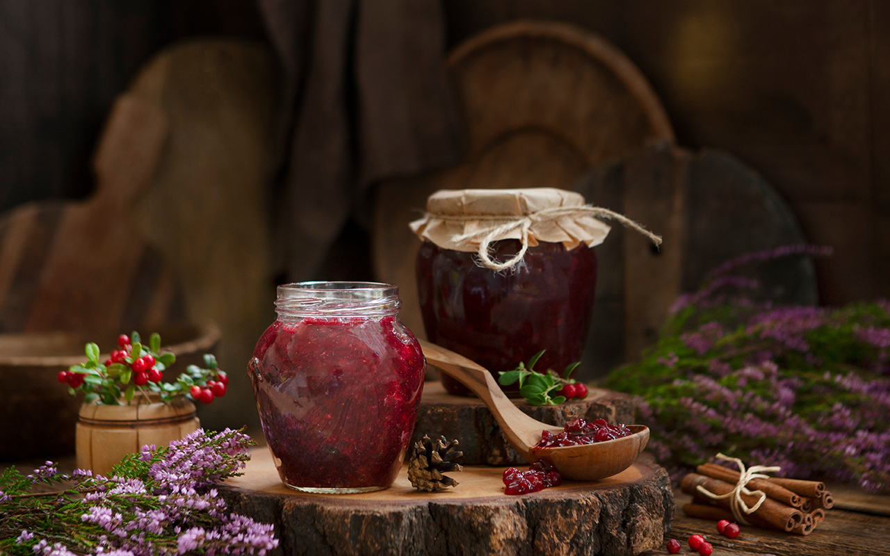 Свежая клюква обладает ярким вкусом и ароматом, что делает варенье особенно насыщенным