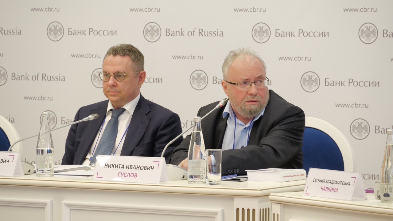 Кирилл Тремасов &mdash; слева (Фото: Пресс-служба Сибирского&nbsp;ГУ&nbsp;Банка России)