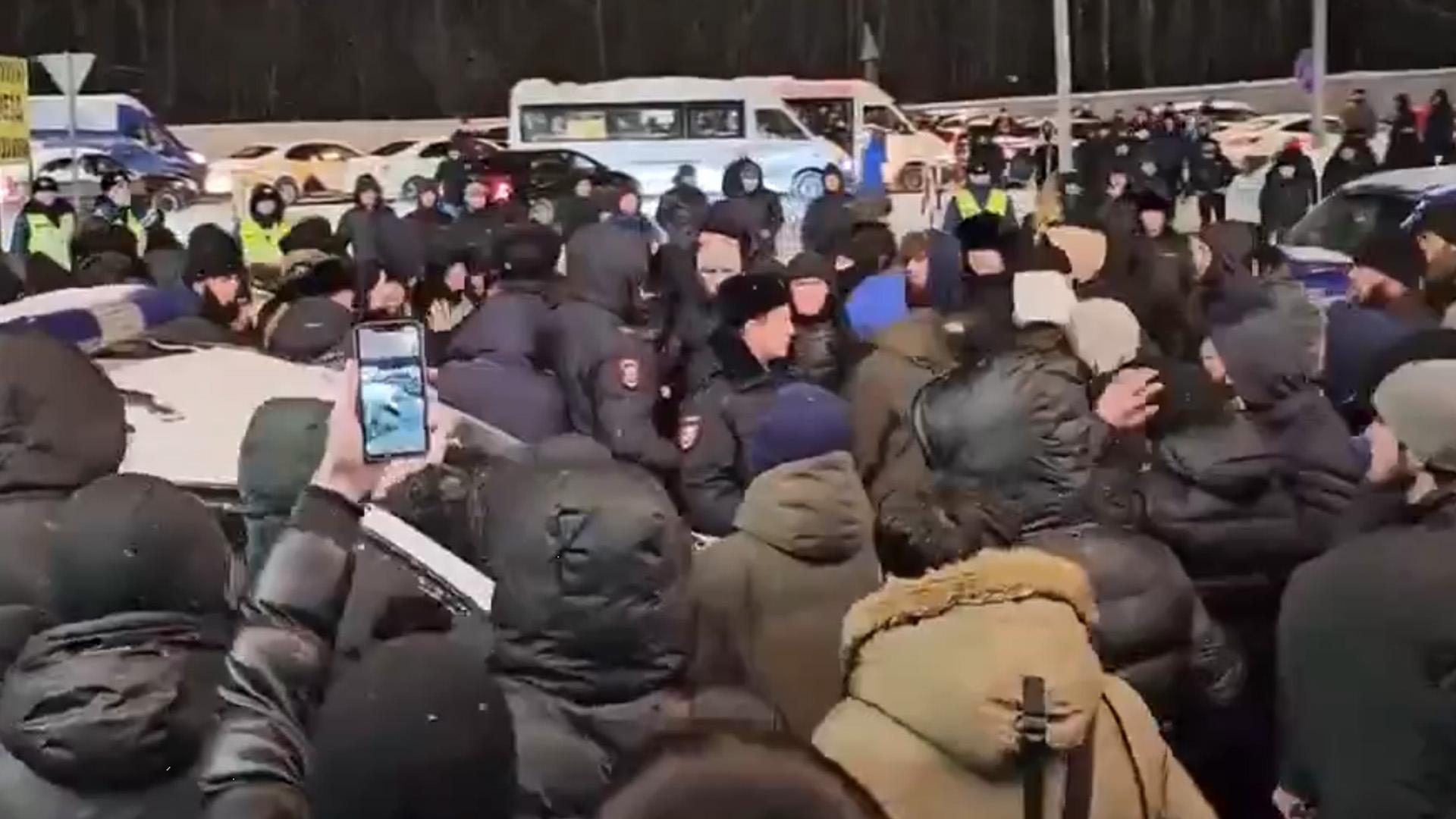 После конфликта с полицейскими на «Садоводе» задержали более 80 человек