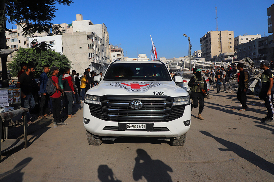 Заложников передали в два этапа: в 8 утра для передачи привезли семь человек, ближе к 11&nbsp;&mdash; оставшихся 13 пленников.