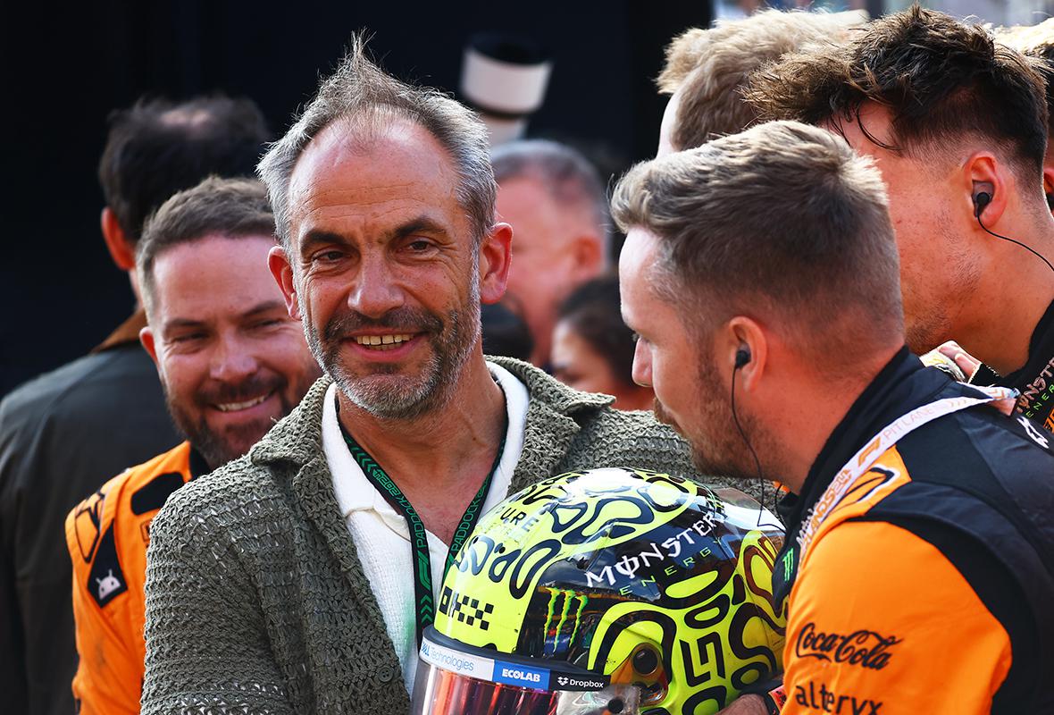 Ландо Норрис&nbsp;вместе с отцом Адамом Норрисом&nbsp;после Гран-при Формулы-1 в Нидерландах&nbsp;
&nbsp;