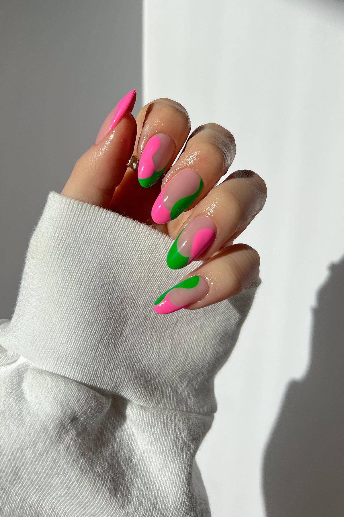 Контрастный дуэт розового и зеленого напоминает цветущий сад