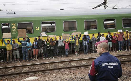 Нелегальные мигранты, удерживающие поезд в&nbsp;венгерском городе Бичке, 4 сентября 2015 год