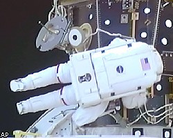 Астронавт шаттла Endeavour повредил скафандр в открытом космосе
